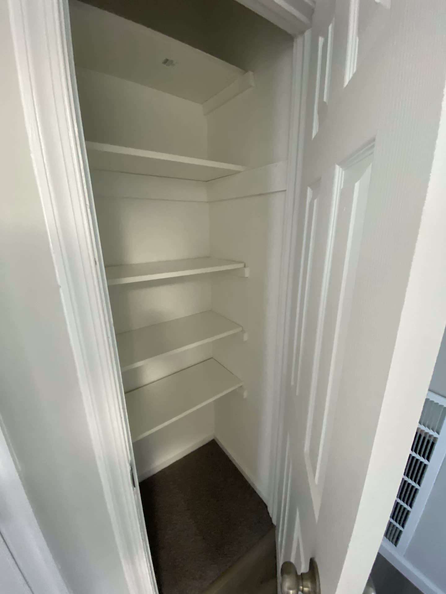 Closet con repisas blancas nuevas instaladas