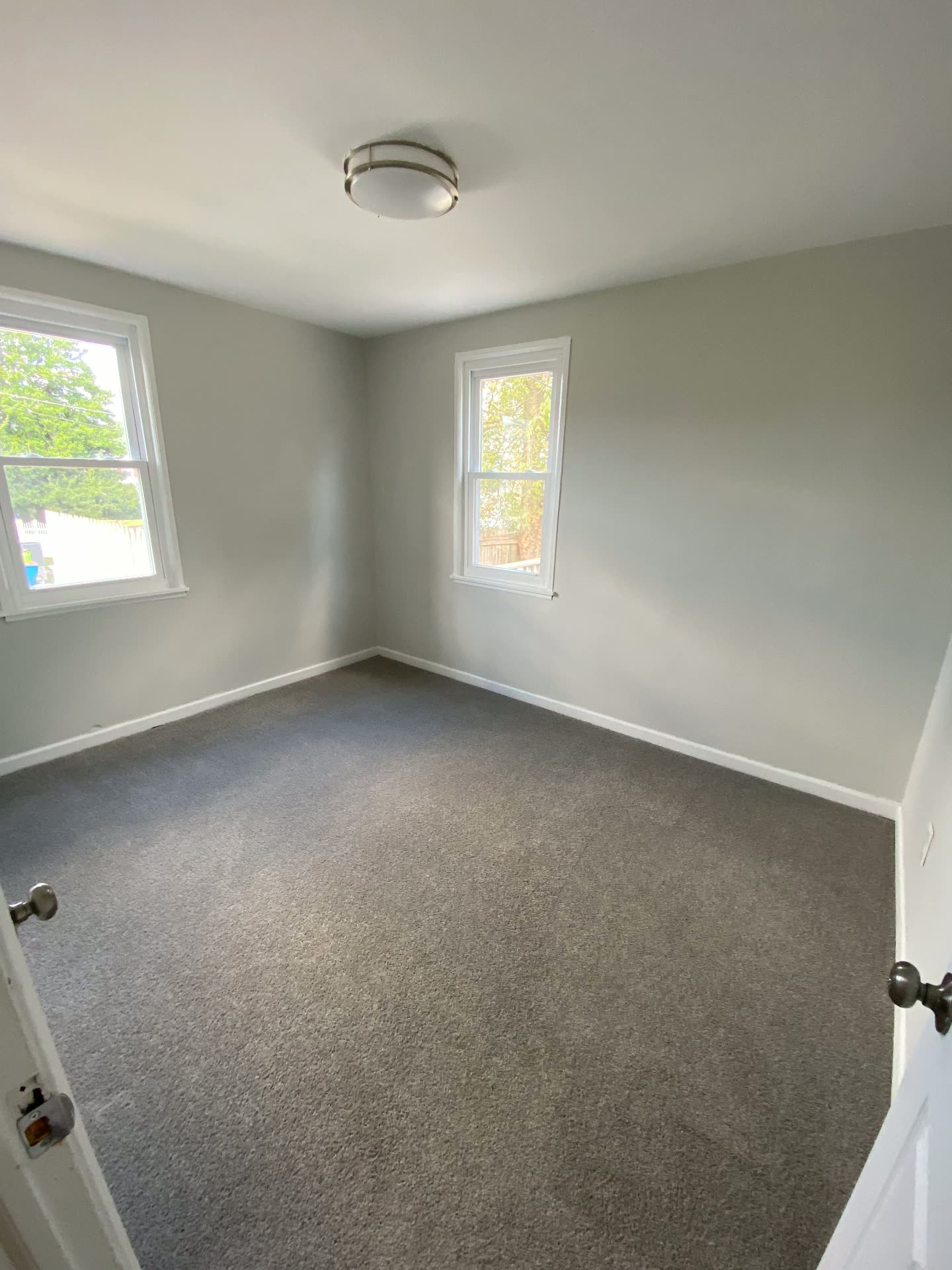 Habitación con alfombra nueva y paredes pintadas en tono claro