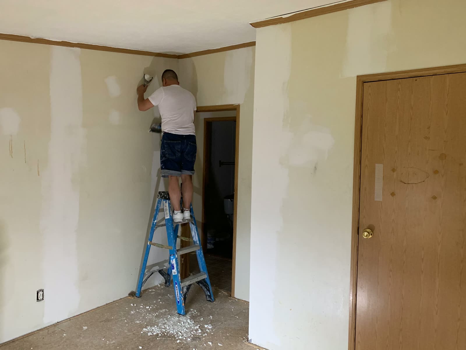 Preparación y resane de paredes antes de la pintura interior